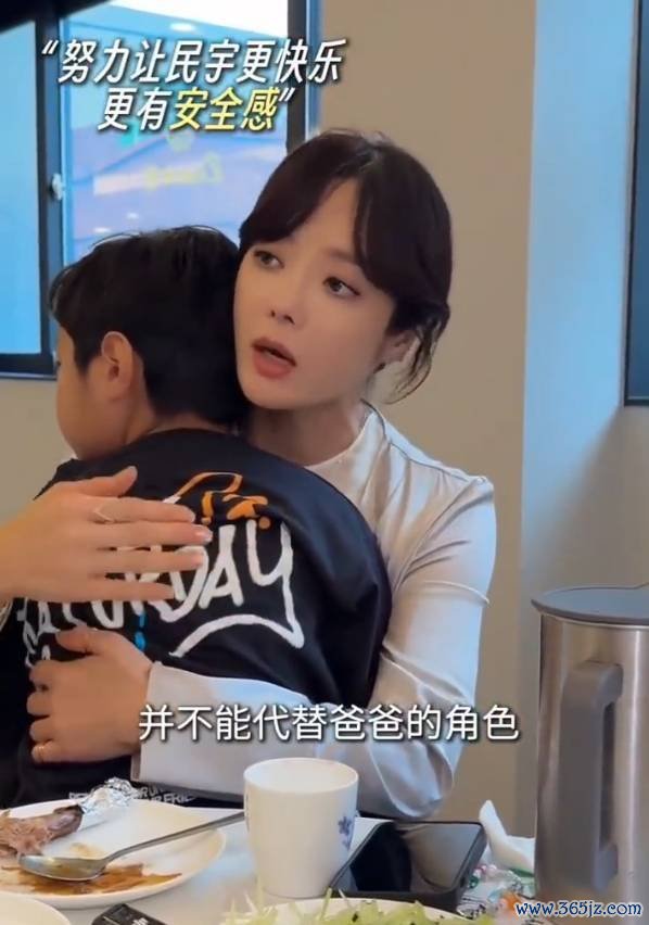 46岁蔡琳带7岁女儿吃烤鸭！回复是否再婚