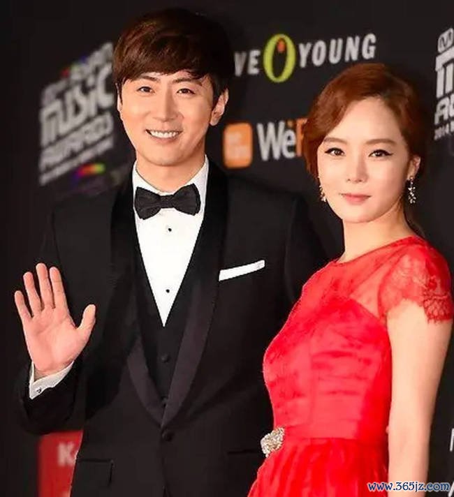 46岁蔡琳带7岁女儿吃烤鸭！回复是否再婚