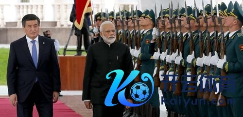 莫迪穿羽绒服雠校法国仪仗队